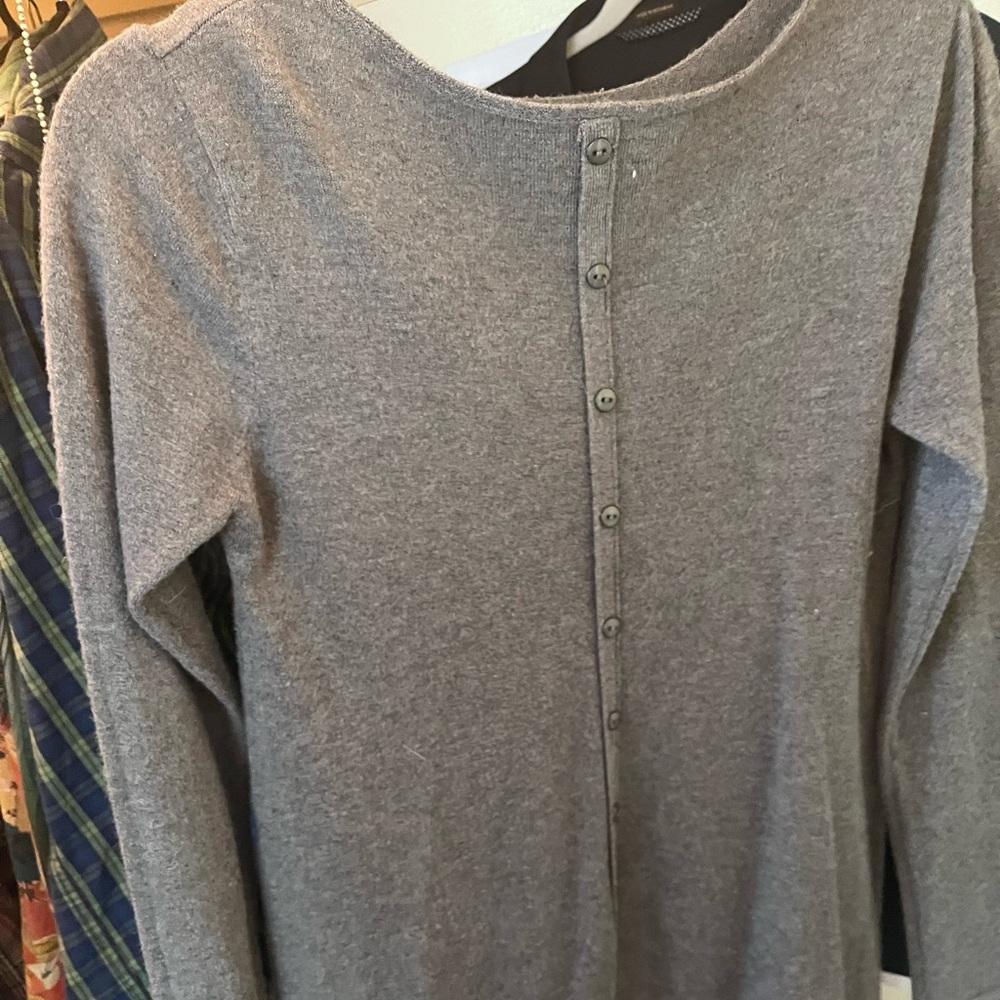 Button back grey sweater